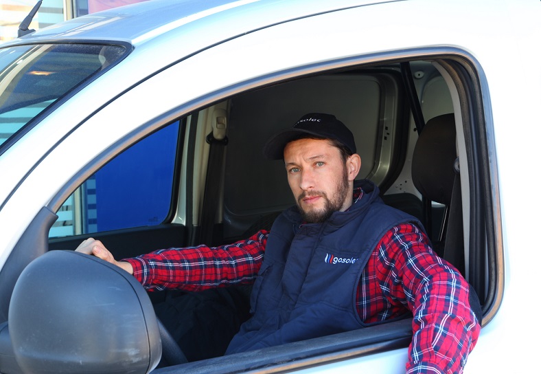 un chauffagiste de gasolec au volant de son véhicule