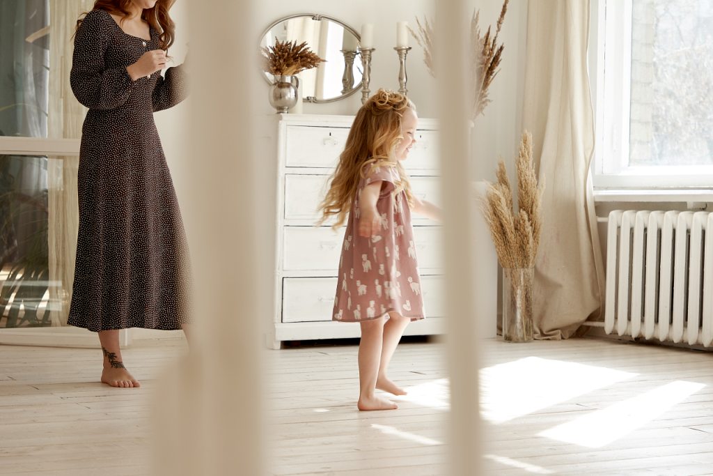 une maman et sa fille dans un salon cosy