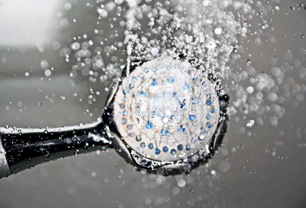 un pomeau de douche qui coule