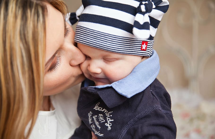 une maman et son bébé dehors en hiver