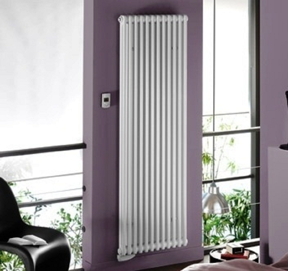 un radiateur mural placé dans une pièce à vivre