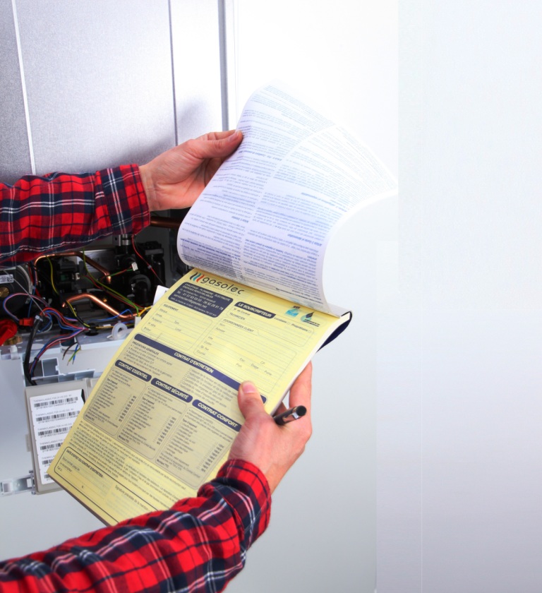 un technicien chauffagiste qui signe un contrat d'entretien 