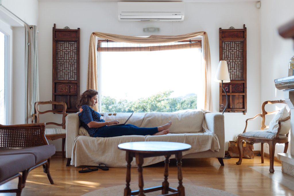 une femme installée confortablement sur son canapé