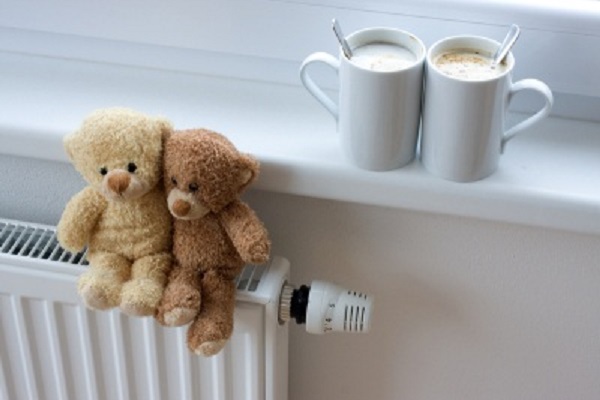 deux peluche marron posées sur un radiateur blanc