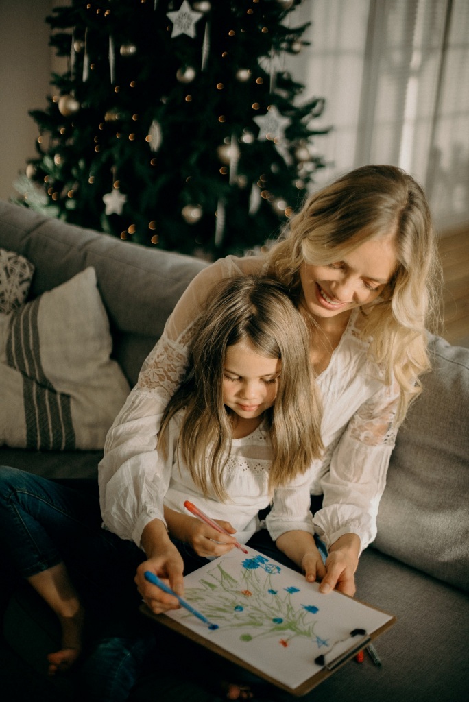 une maman et sa fille font du dessin ensemble  