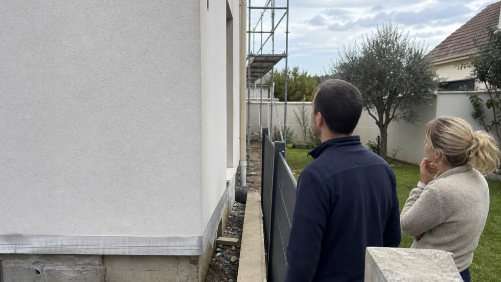 Illustration éditoriale pour l’article « Isolation extérieure et empiètement : tout sur vos droits »